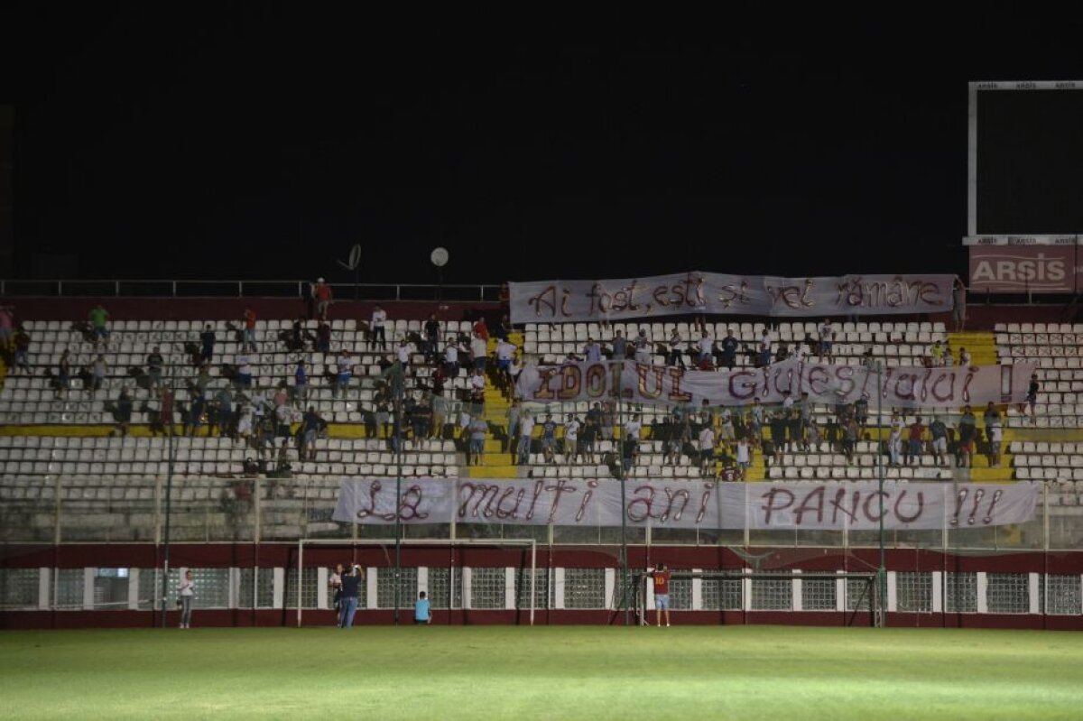 VIDEO+FOTO Surpriză emoţionantă pentru Pancu, pusă în scenă la miezul nopţii de 200 de fani » Idolul Giuleştiului a izbucnit în lacrimi