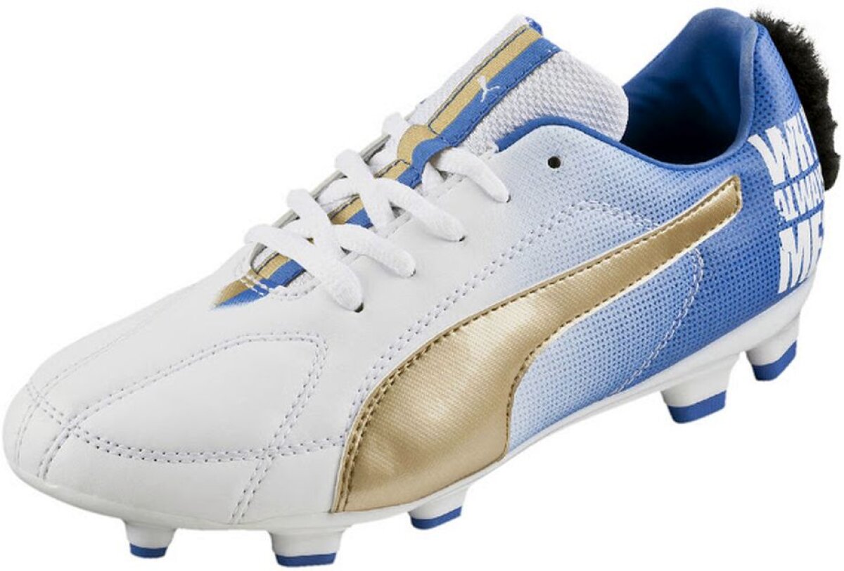 Invenţii inedite ale lui Balotelli » Mingea şi ghetele cu creastă, ultima modă marca Mario :D