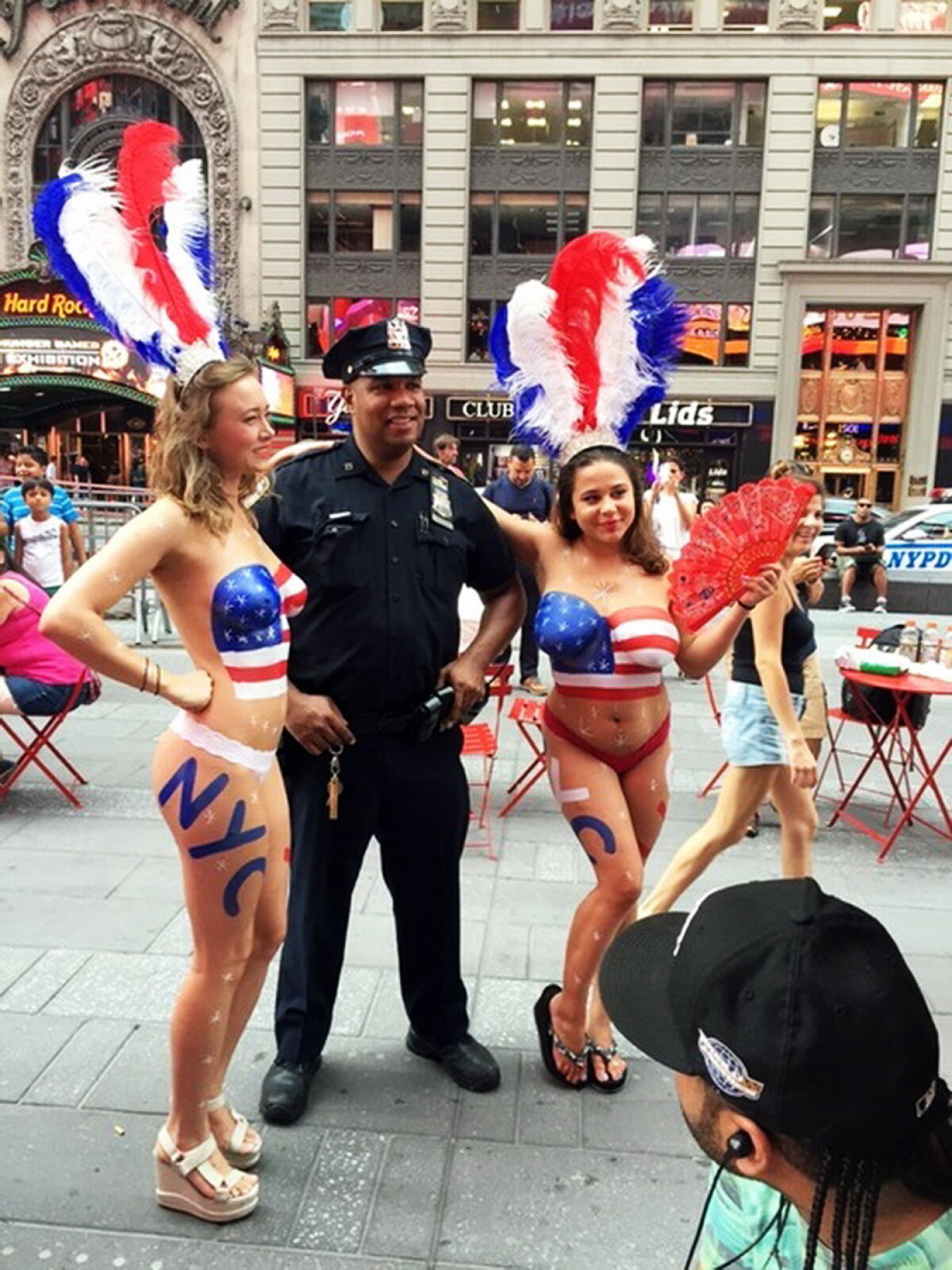Invazie de femei super-fierbinți pe străzile din New York!