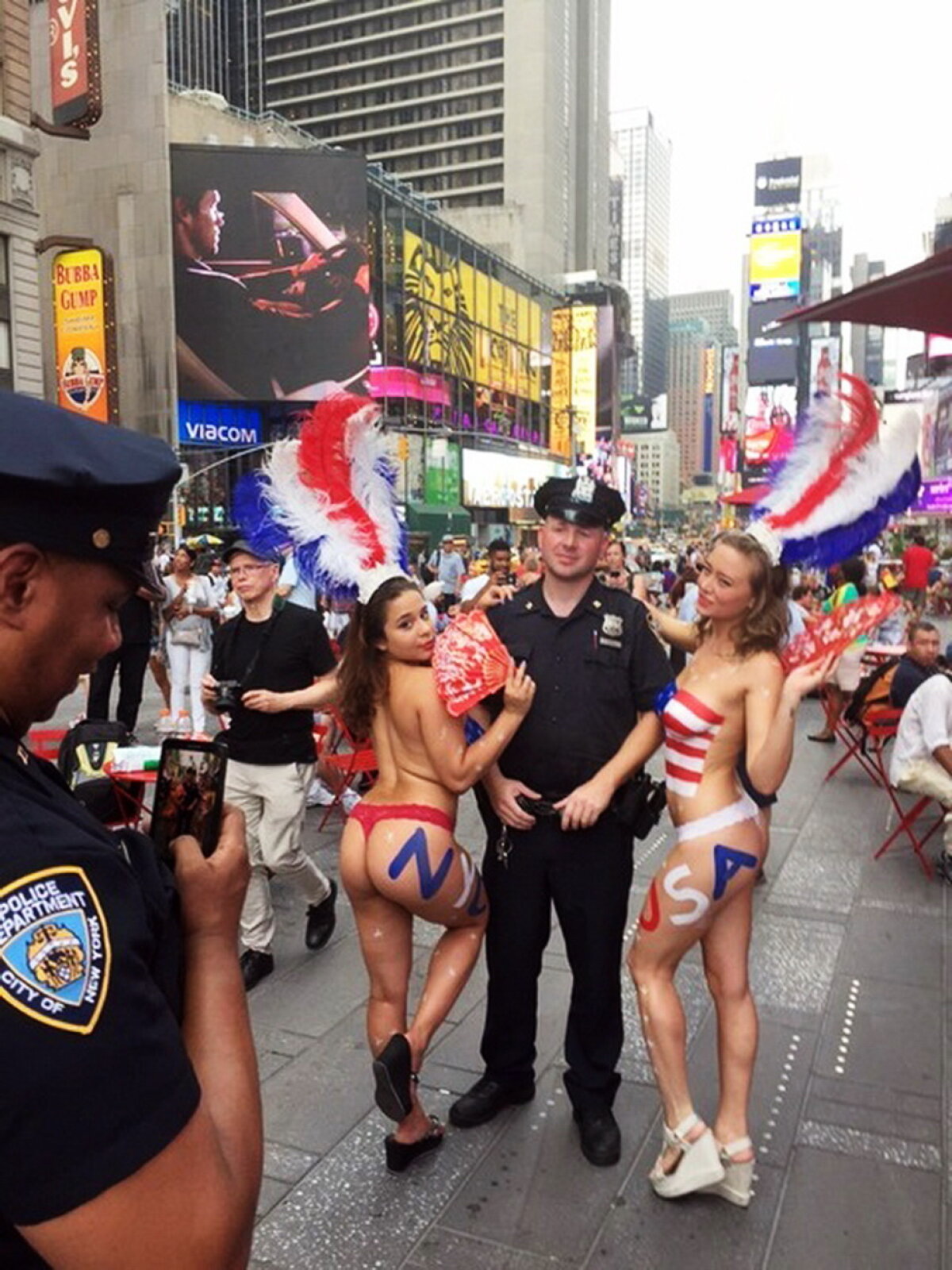Invazie de femei super-fierbinți pe străzile din New York!