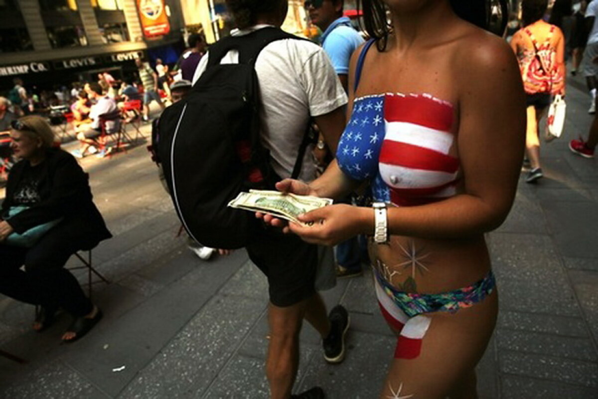 Invazie de femei super-fierbinți pe străzile din New York!