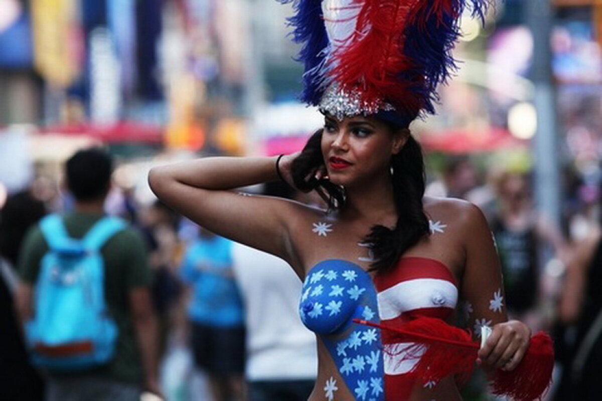 Invazie de femei super-fierbinți pe străzile din New York!