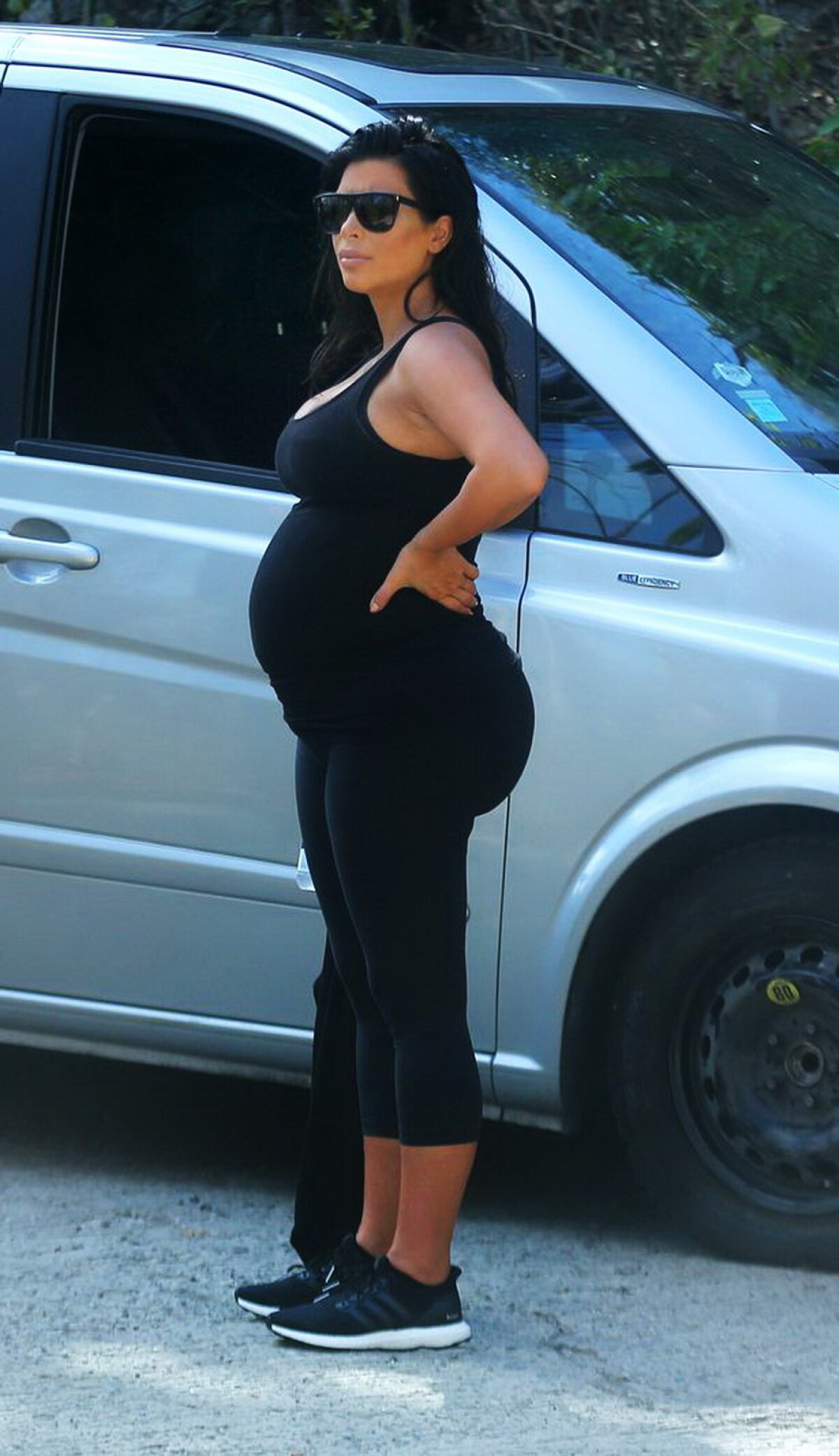 Kim Kardashian nu se dezminte! Vezi cum a ieșit îmbrăcată pe stradă