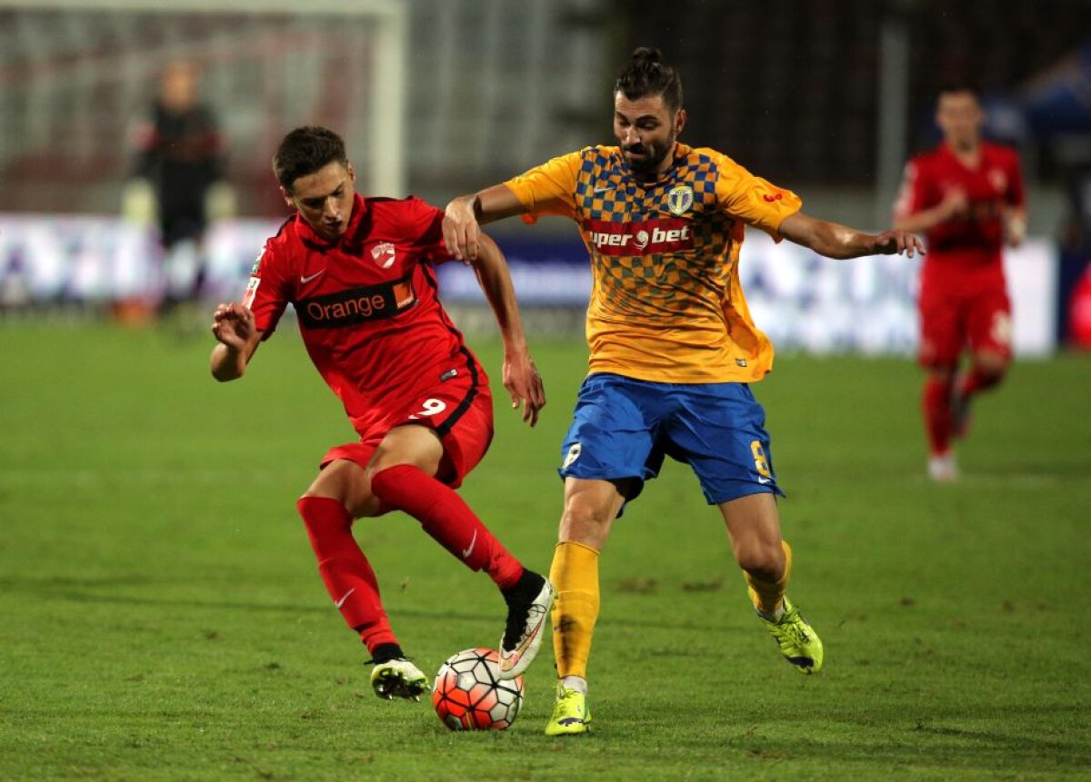 FOTO și VIDEO Atacanţii lui Dinamo şi-au făcut treaba şi au învins Petrolul, scor 2-0 » Essombe, gol la debut