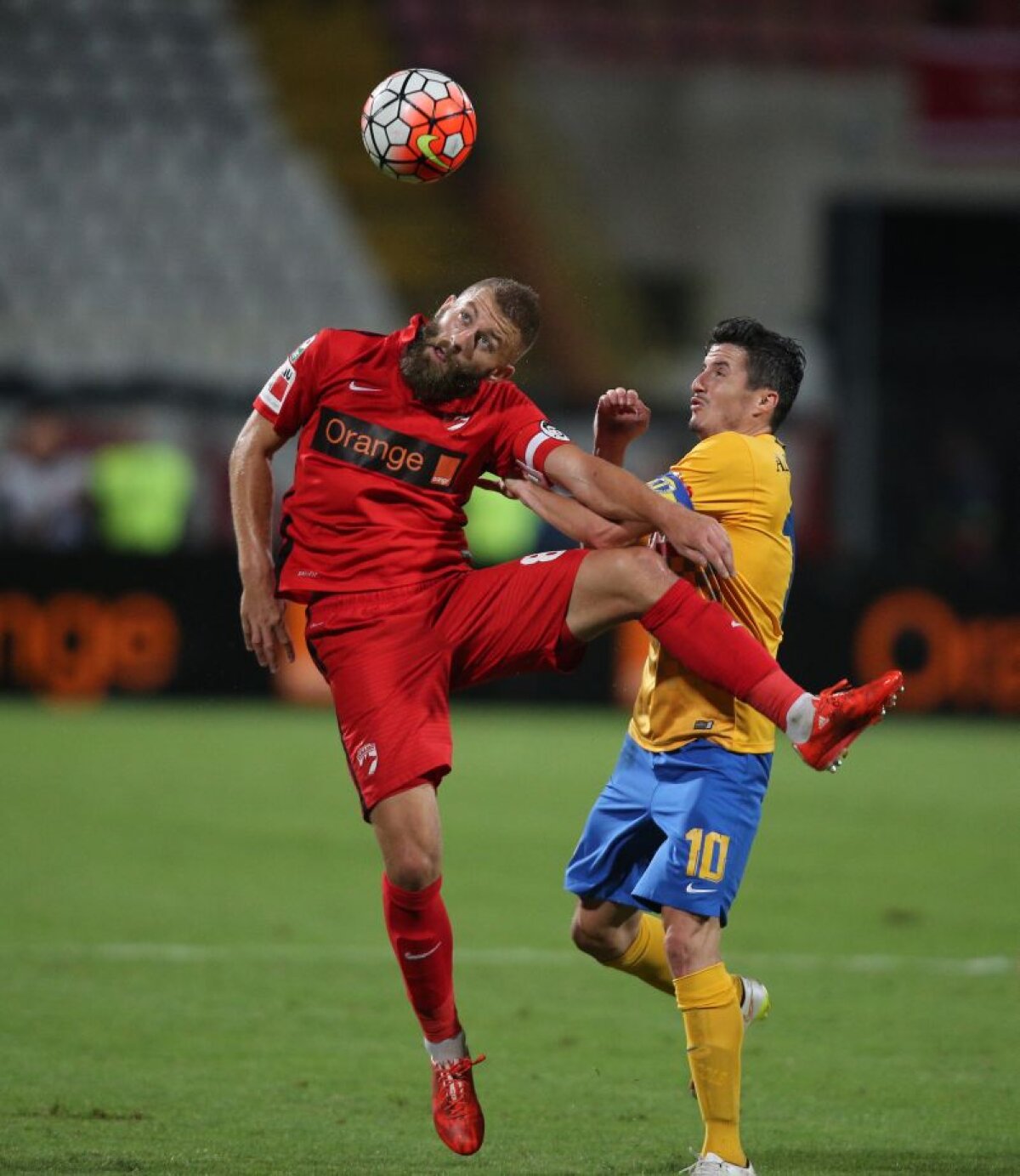 FOTO și VIDEO Atacanţii lui Dinamo şi-au făcut treaba şi au învins Petrolul, scor 2-0 » Essombe, gol la debut