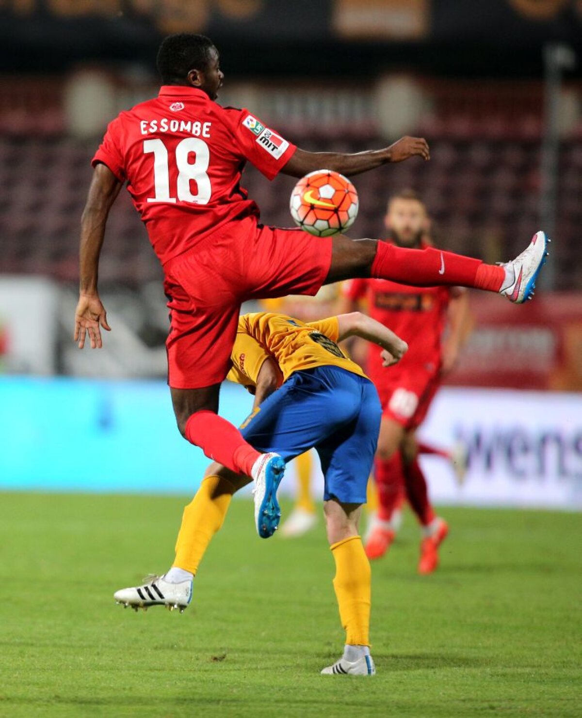 FOTO și VIDEO Atacanţii lui Dinamo şi-au făcut treaba şi au învins Petrolul, scor 2-0 » Essombe, gol la debut