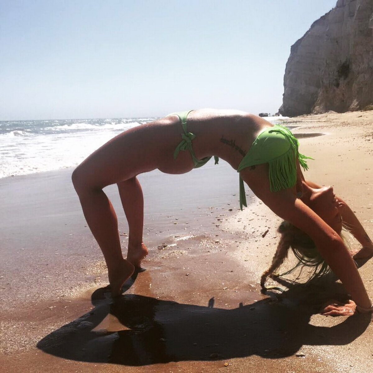 FOTO | Delia, poziții periculos de sexy pe plajă
