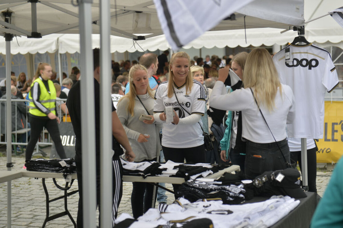 FOTO Cînd alb şi negru e plin de culoare » Atmosfera  de la Trondheim nu are nimic în comun cu modul în care trăiesc românii fotbalul