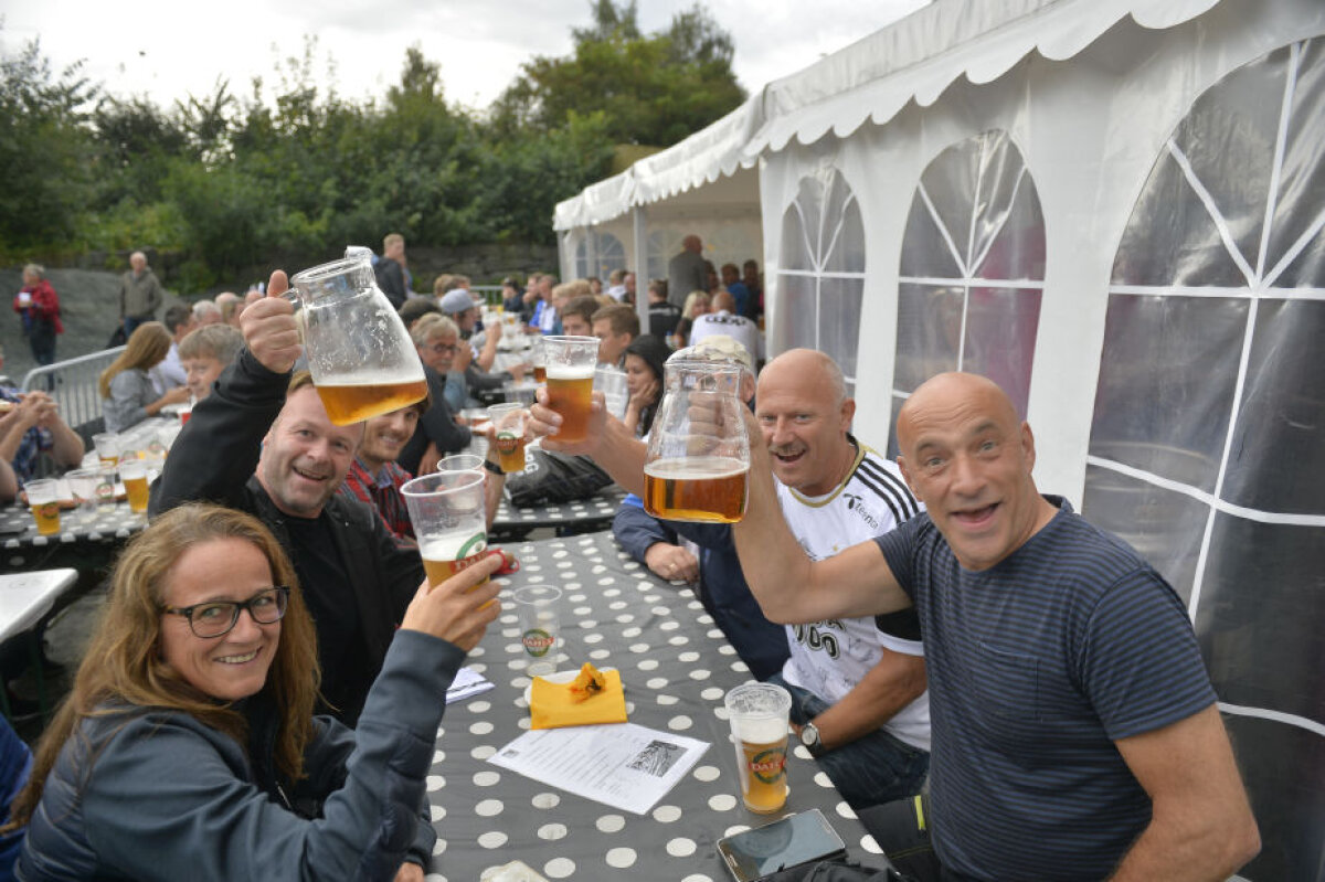 FOTO Cînd alb şi negru e plin de culoare » Atmosfera  de la Trondheim nu are nimic în comun cu modul în care trăiesc românii fotbalul