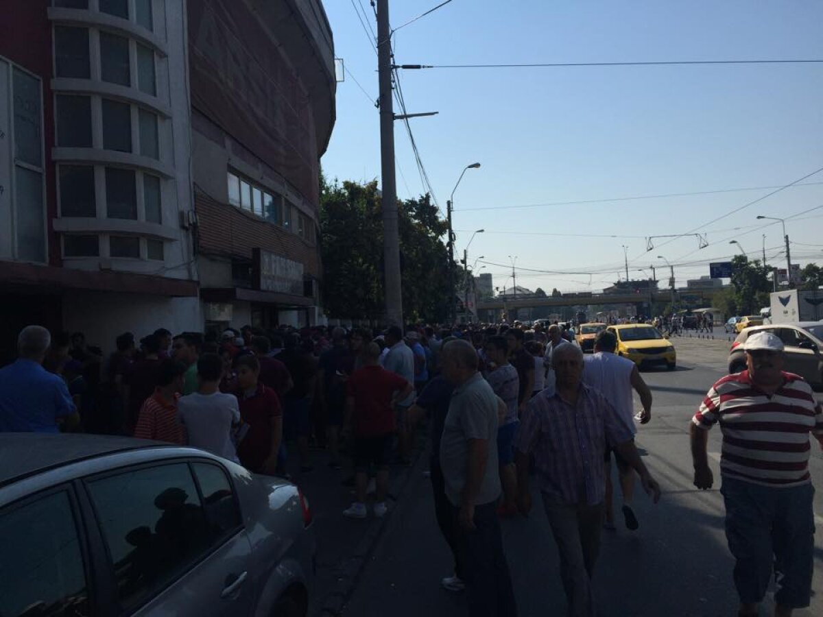 FOTO Nebunie la casele de bilete de la stadionul "Giulești"! Rapid, cu fanii aproape la primul meci al sezonului + surpriza lui Moraru