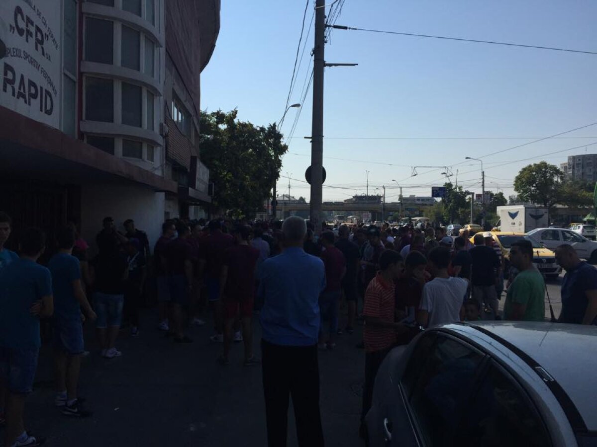 FOTO Nebunie la casele de bilete de la stadionul "Giulești"! Rapid, cu fanii aproape la primul meci al sezonului + surpriza lui Moraru