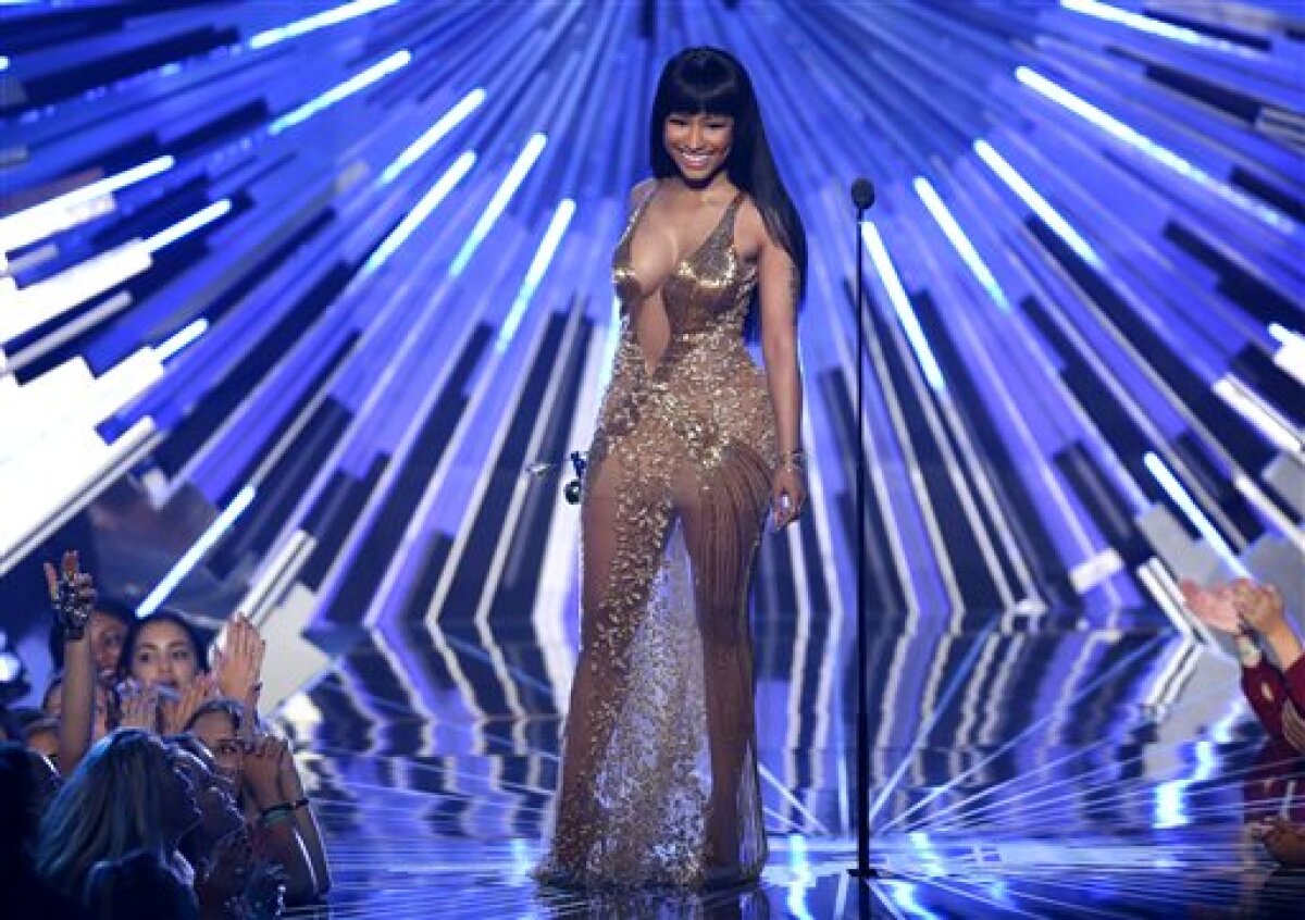 FOTO Nicki Minaj i-a făcut concurență lui Miley Cyrus. Care a fost îmbrăcată mai sexy?