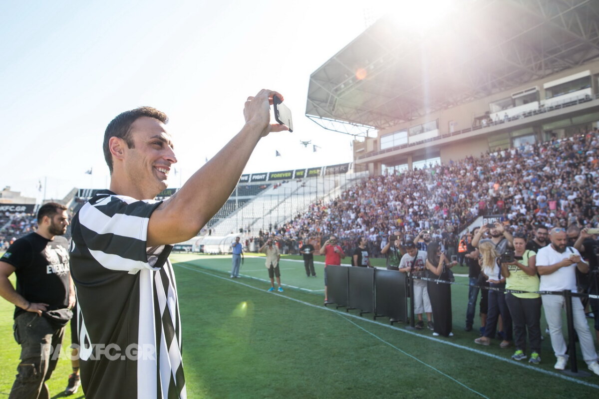 VIDEO ȘI FOTO Ce-a pierdut Marica! Nebunie maximă la prezentarea lui Berbatov la PAOK » 10.000 de fani în delir!