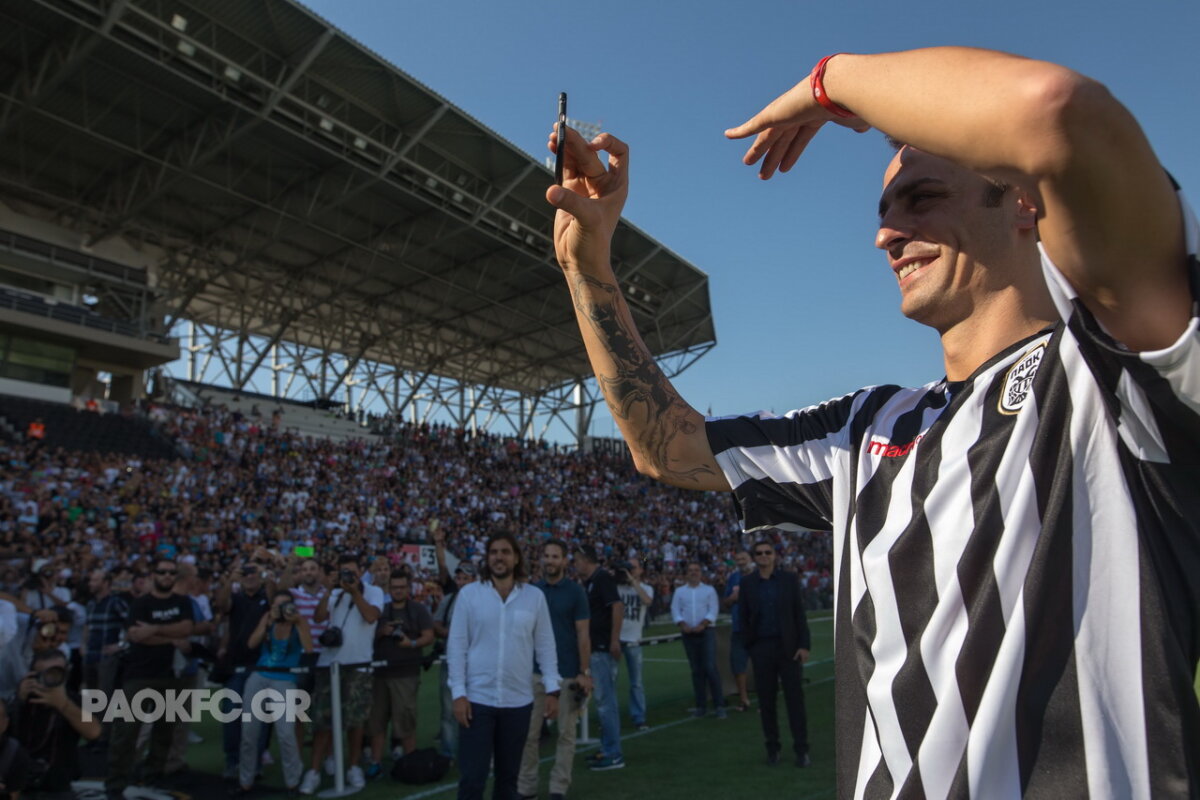 VIDEO ȘI FOTO Ce-a pierdut Marica! Nebunie maximă la prezentarea lui Berbatov la PAOK » 10.000 de fani în delir!