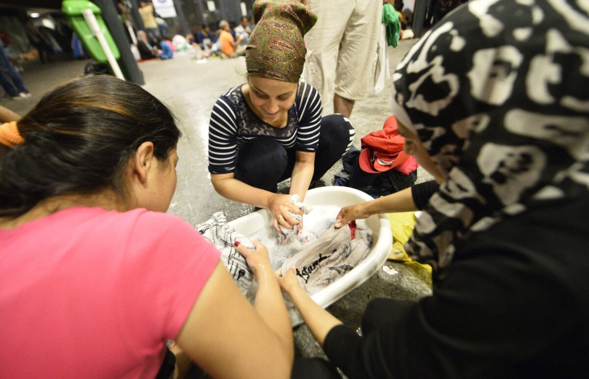 FOTO O zi şi o noapte » Gazeta a stat de miercuri după-amiaza pînă joi dimineaţa alături de refugiaţii din Budapesta