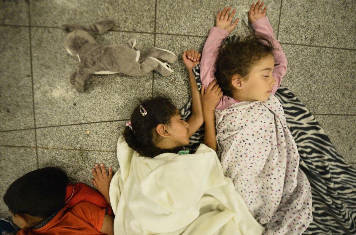 FOTO O zi şi o noapte » Gazeta a stat de miercuri după-amiaza pînă joi dimineaţa alături de refugiaţii din Budapesta