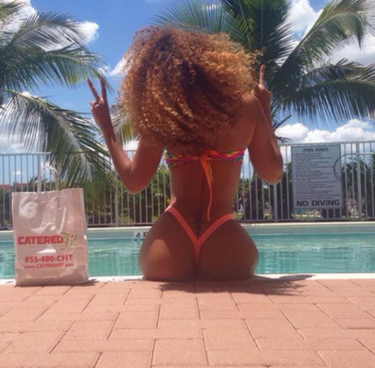 Instagram-ul "a luat foc" cînd cea mai sexy creaţă a postat imagini cu posteriorul ei!