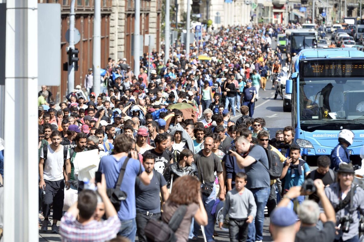 FOTO Au trecut Dunărea » Peste 1.000 de imigranţi au părăsit Budapesta cu direcţia Viena