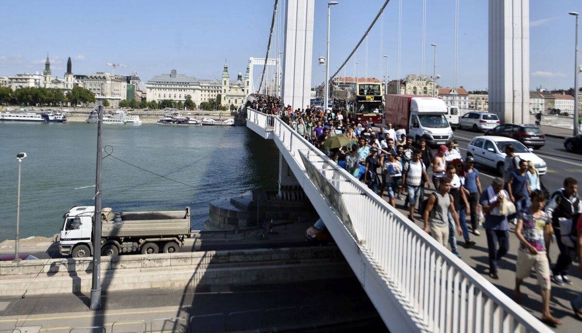 FOTO Au trecut Dunărea » Peste 1.000 de imigranţi au părăsit Budapesta cu direcţia Viena
