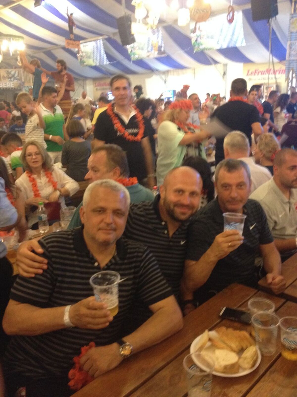 GALERIE FOTO Cum s-au distrat dinamoviștii la Oktoberfest: "Sus paharul pentru titlu!"