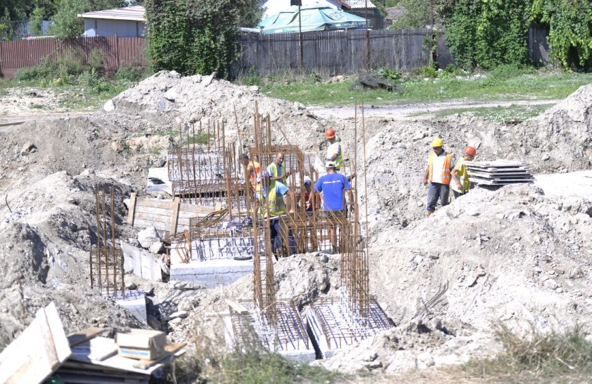 GALERIE FOTO Start! A început oficial ridicarea noii arene din Craiova: "OZN-ul aterizează pe 21 noiembrie"