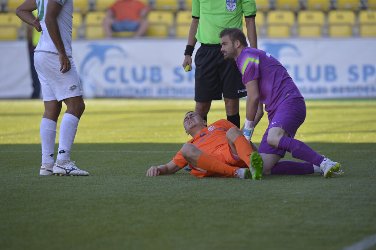 FOTO Accidentare horror în Cupa Ligii » Fotbalistul a fost luat cu salvarea de pe teren: "Scuipa sînge"