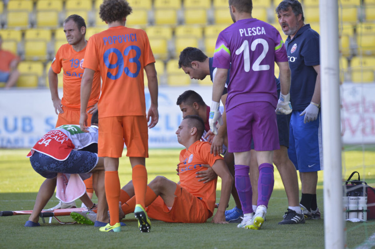 FOTO Accidentare horror în Cupa Ligii » Fotbalistul a fost luat cu salvarea de pe teren: "Scuipa sînge"