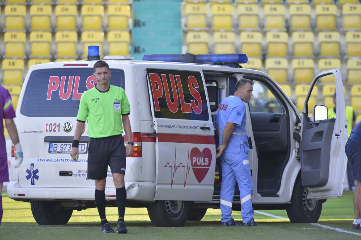 FOTO Accidentare horror în Cupa Ligii » Fotbalistul a fost luat cu salvarea de pe teren: "Scuipa sînge"