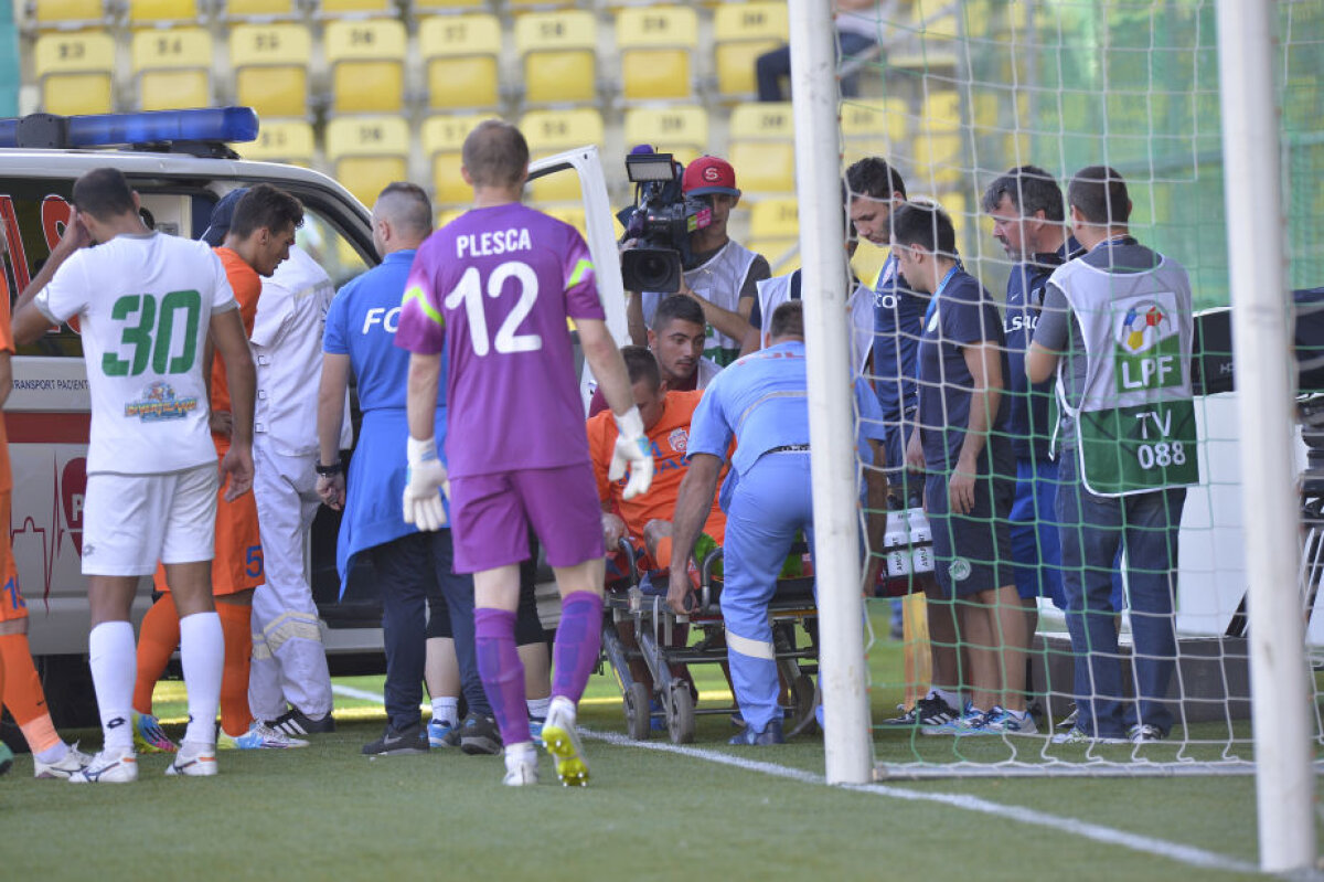 FOTO Accidentare horror în Cupa Ligii » Fotbalistul a fost luat cu salvarea de pe teren: "Scuipa sînge"