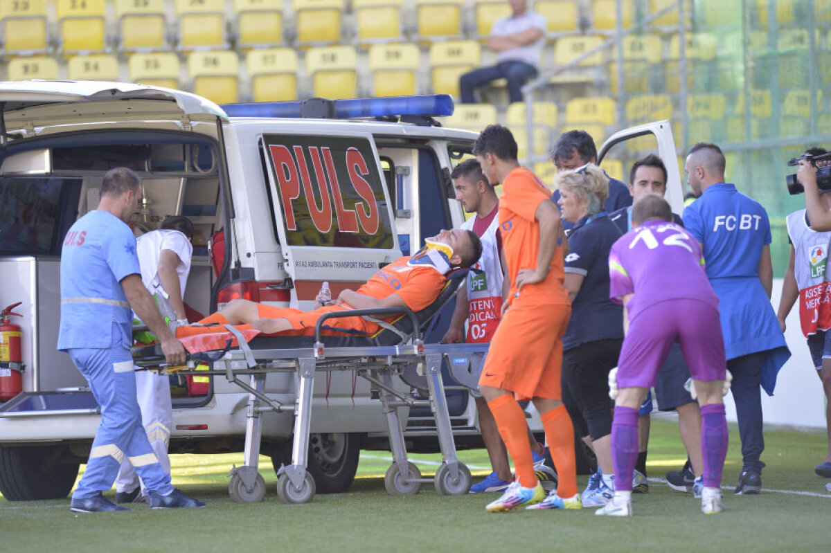 FOTO Accidentare horror în Cupa Ligii » Fotbalistul a fost luat cu salvarea de pe teren: "Scuipa sînge"