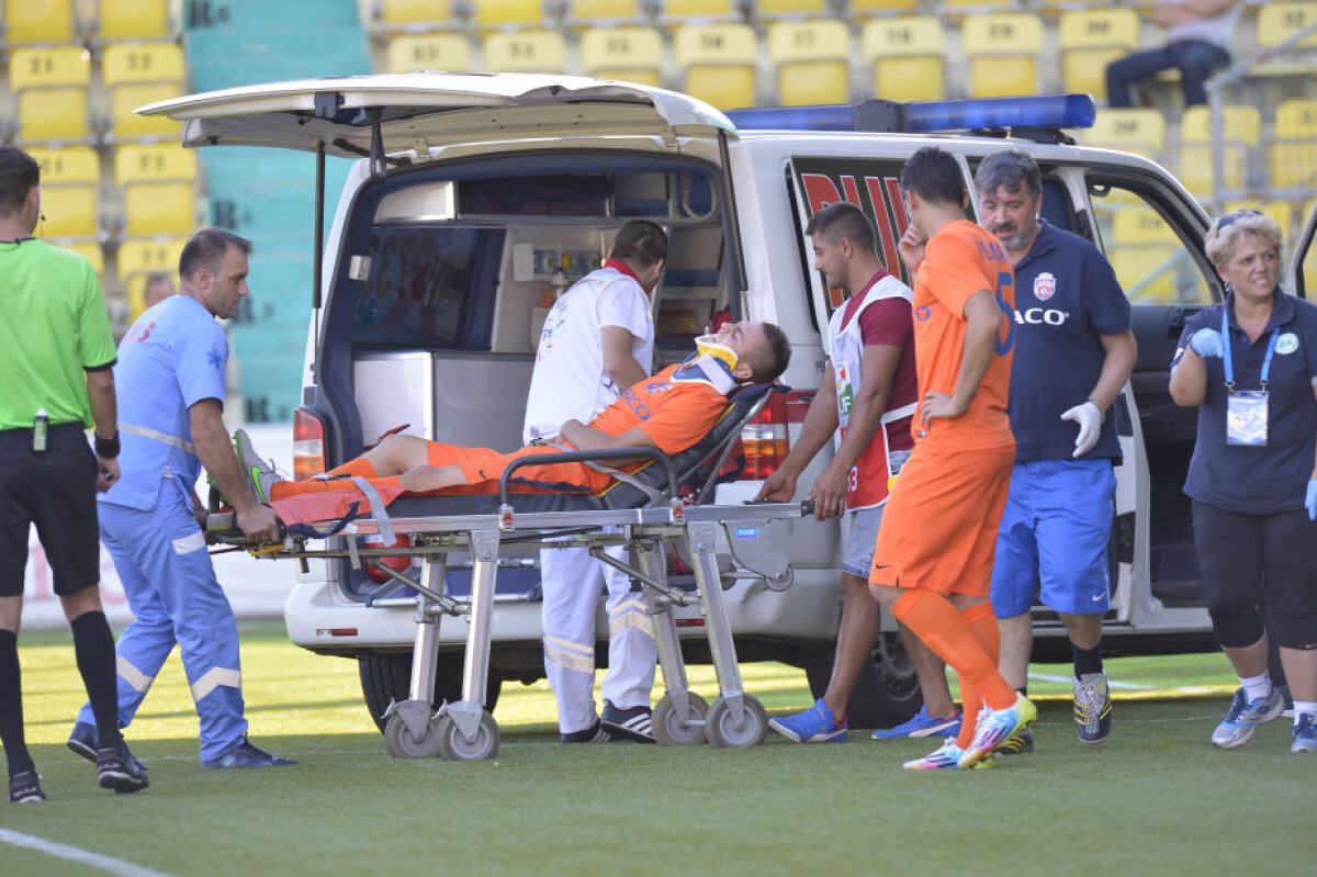FOTO Accidentare horror în Cupa Ligii » Fotbalistul a fost luat cu salvarea de pe teren: "Scuipa sînge"