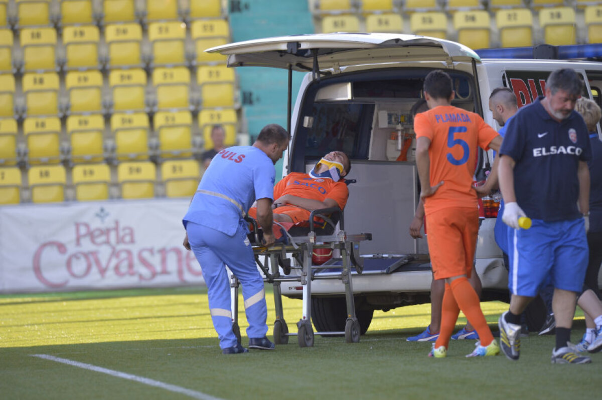 FOTO Accidentare horror în Cupa Ligii » Fotbalistul a fost luat cu salvarea de pe teren: "Scuipa sînge"