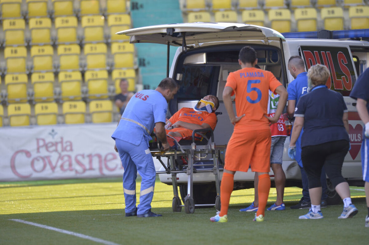 FOTO Accidentare horror în Cupa Ligii » Fotbalistul a fost luat cu salvarea de pe teren: "Scuipa sînge"