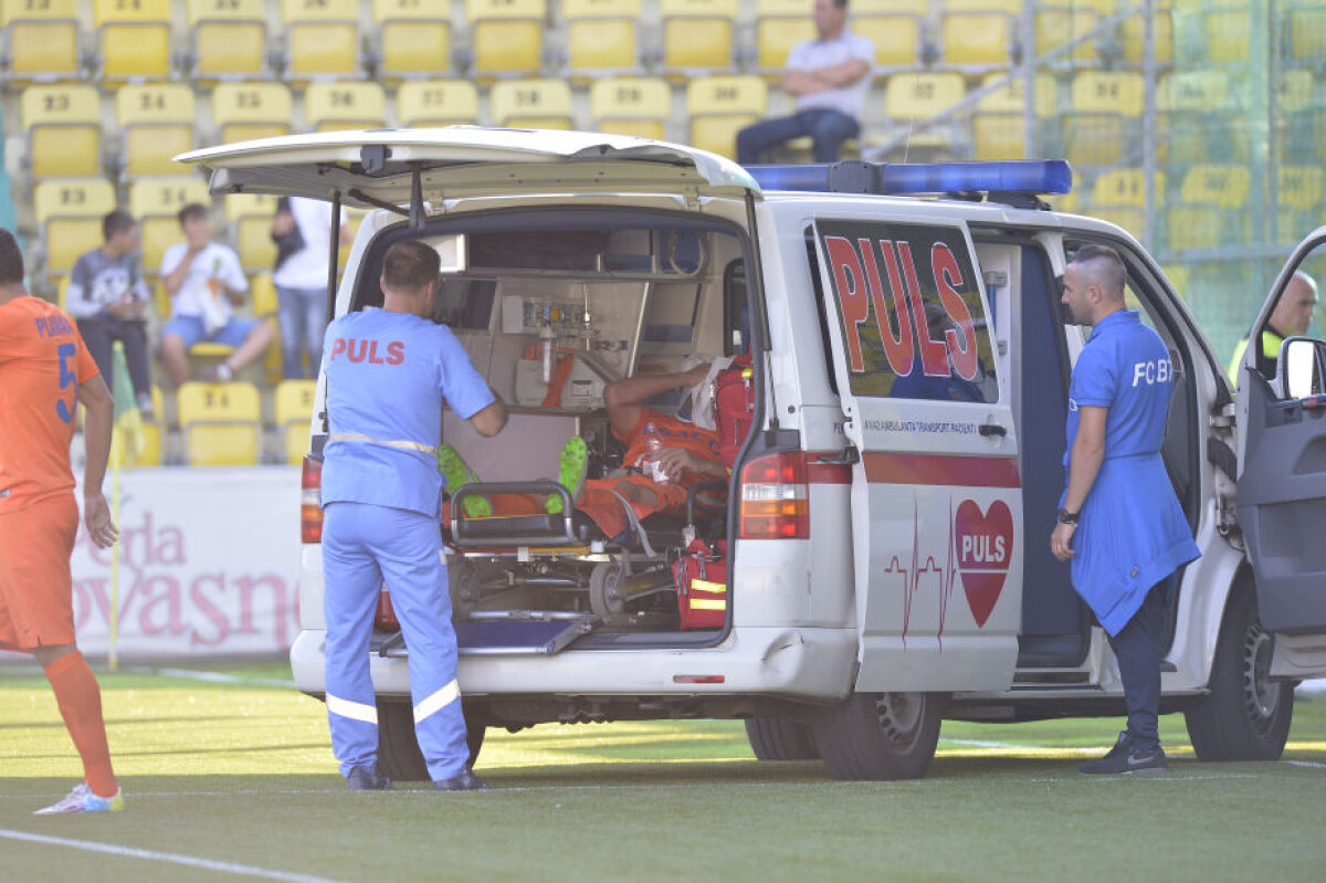 FOTO Accidentare horror în Cupa Ligii » Fotbalistul a fost luat cu salvarea de pe teren: "Scuipa sînge"