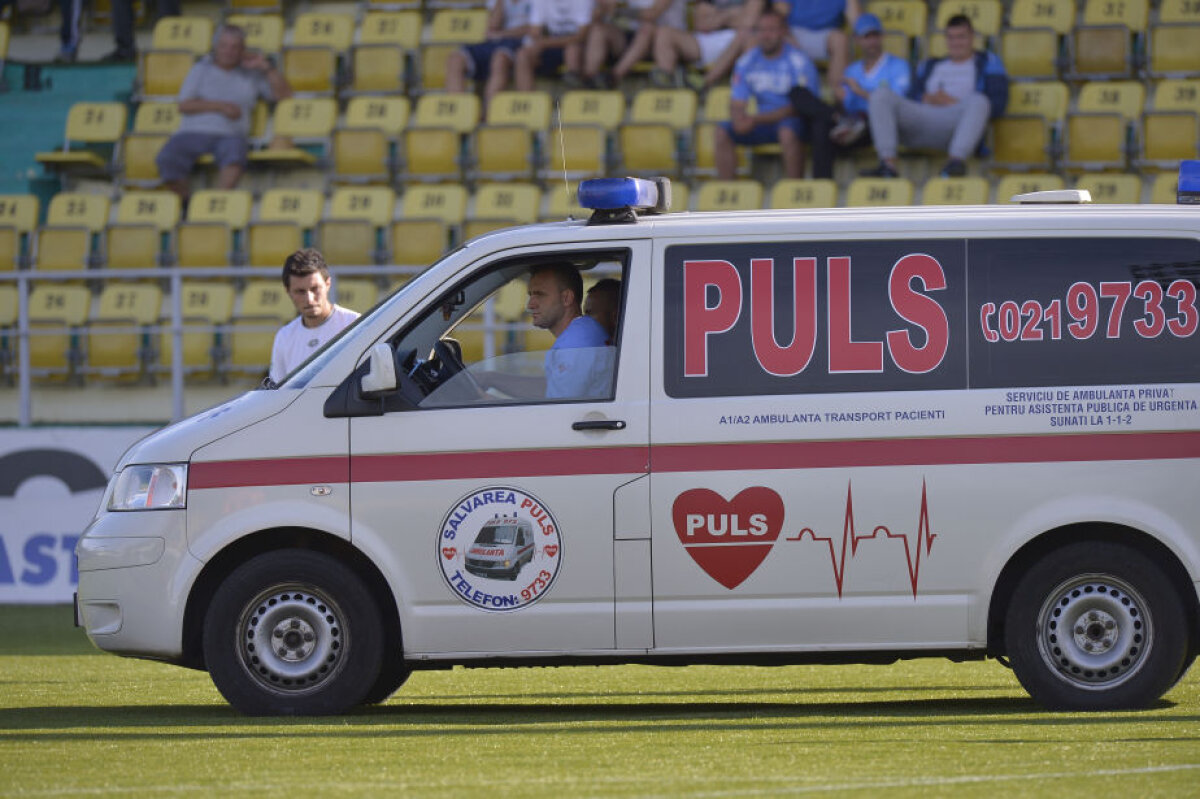 FOTO Accidentare horror în Cupa Ligii » Fotbalistul a fost luat cu salvarea de pe teren: "Scuipa sînge"