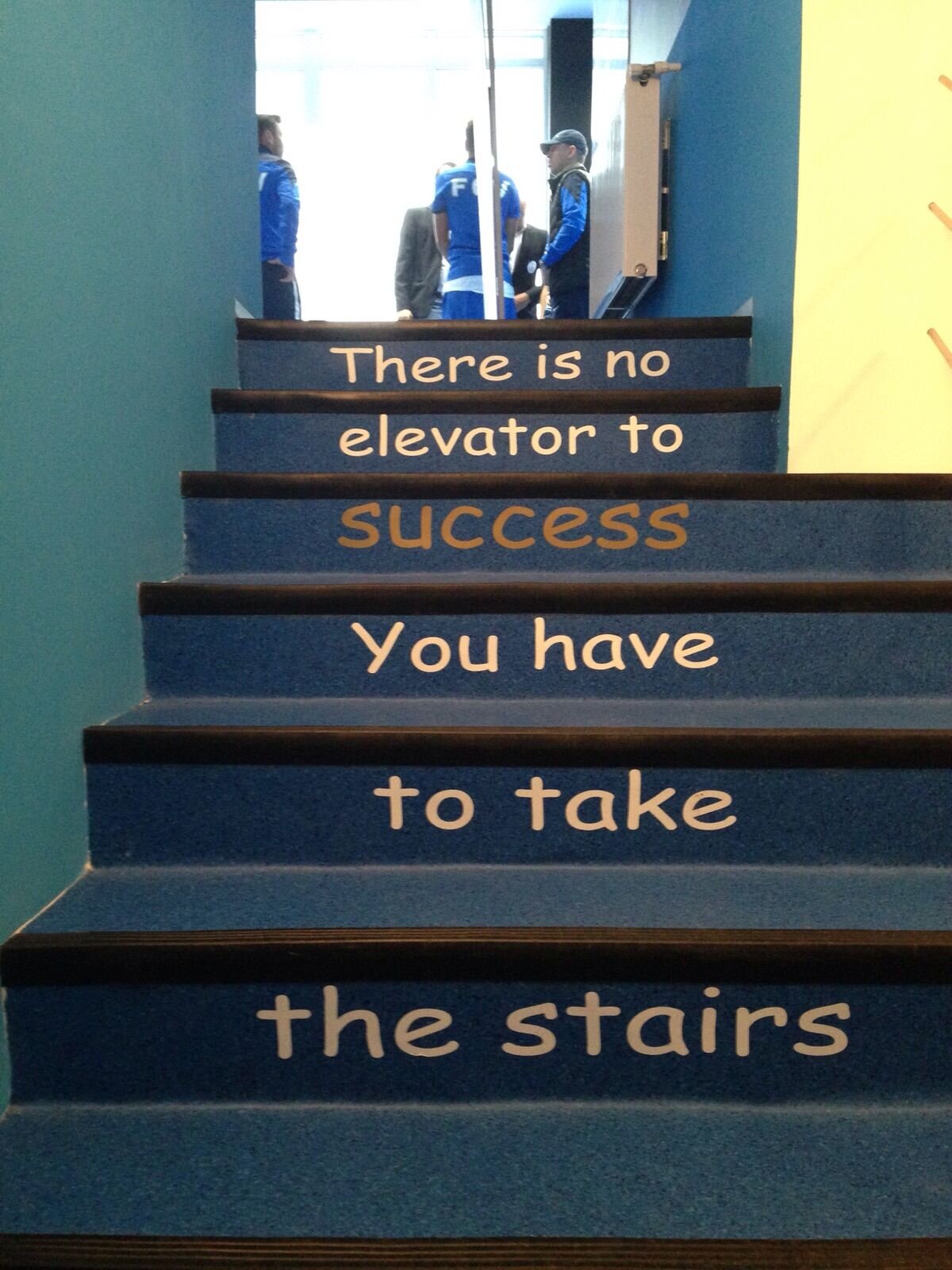 Metodă inedită prin care Hagi îşi motivează puştii înainte de meciuri: "Nu există lift, urcaţi pe scări!"