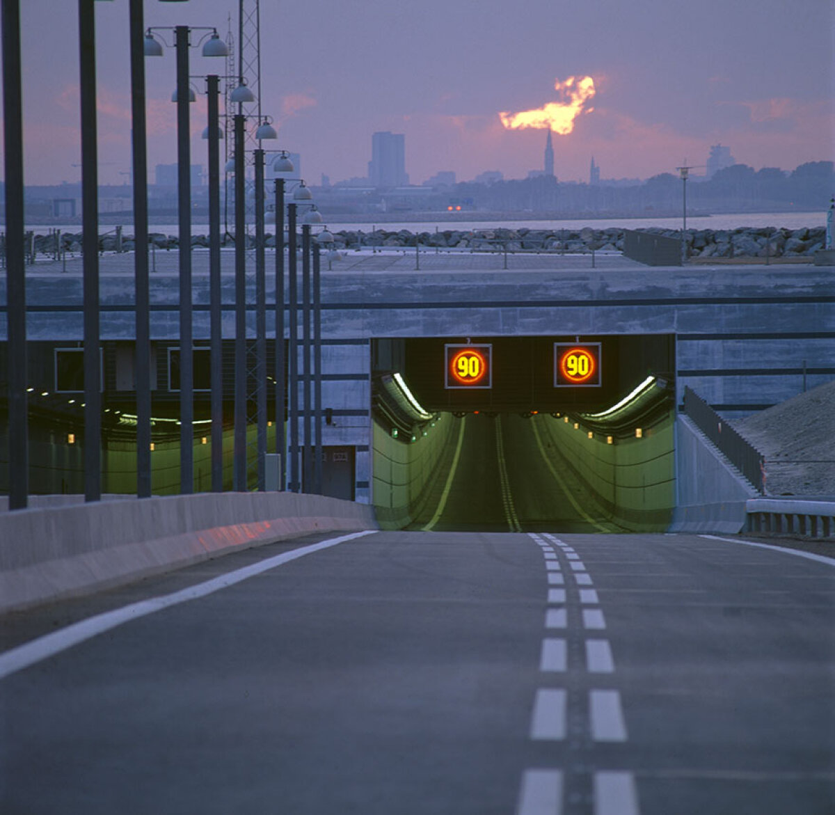 FOTO Imagini uimitoare cu podul care se tranformă într-un tunel acvatic