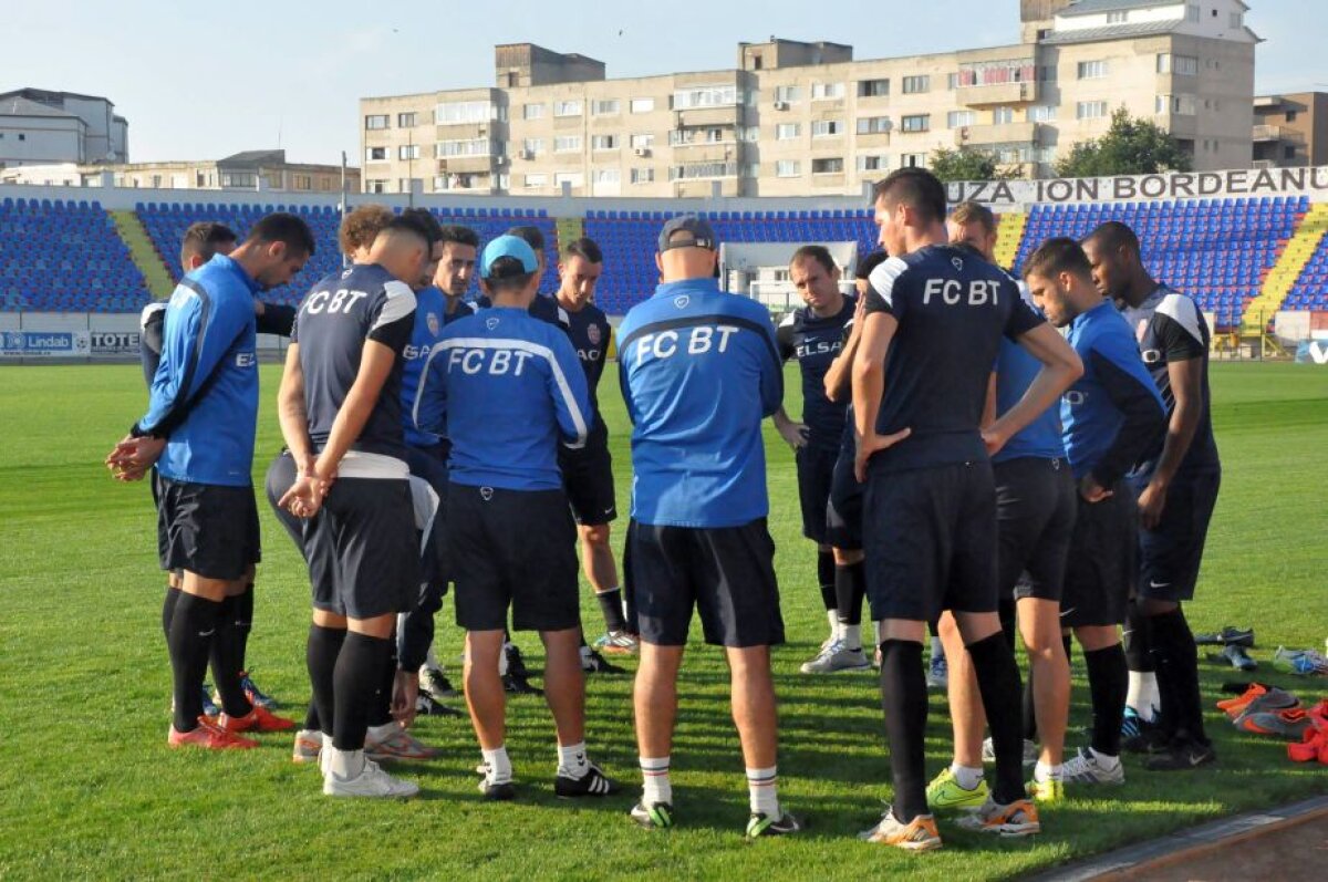 FOTO E oficial! Leo Grozavu și-a luat la revedere de la foștii elevi » Cine a condus antrenamentul de azi