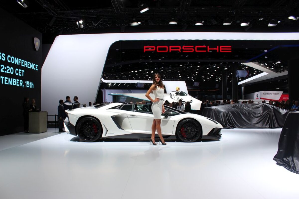 CORESPONDENȚĂ GSP » Motoare puternice și femei frumoase » O galerie foto spectaculoasă de la Salonul Auto de la Frankfurt