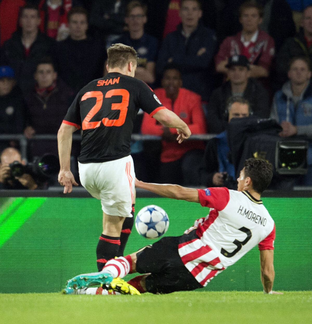 VIDEO Triplă fractură! ”Diavolii” secerați, Luke Shaw în spital, cu fractură de tibie și peroneu