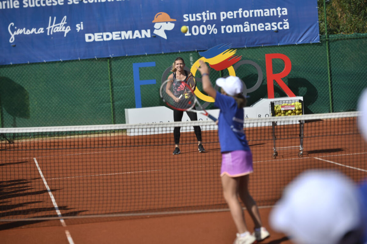 Zîmbete printre copii » Simona Halep a participat ieri la inaugurarea a două terenuri de zgură în cadrul complexului sportiv "Ion Ţiriac"