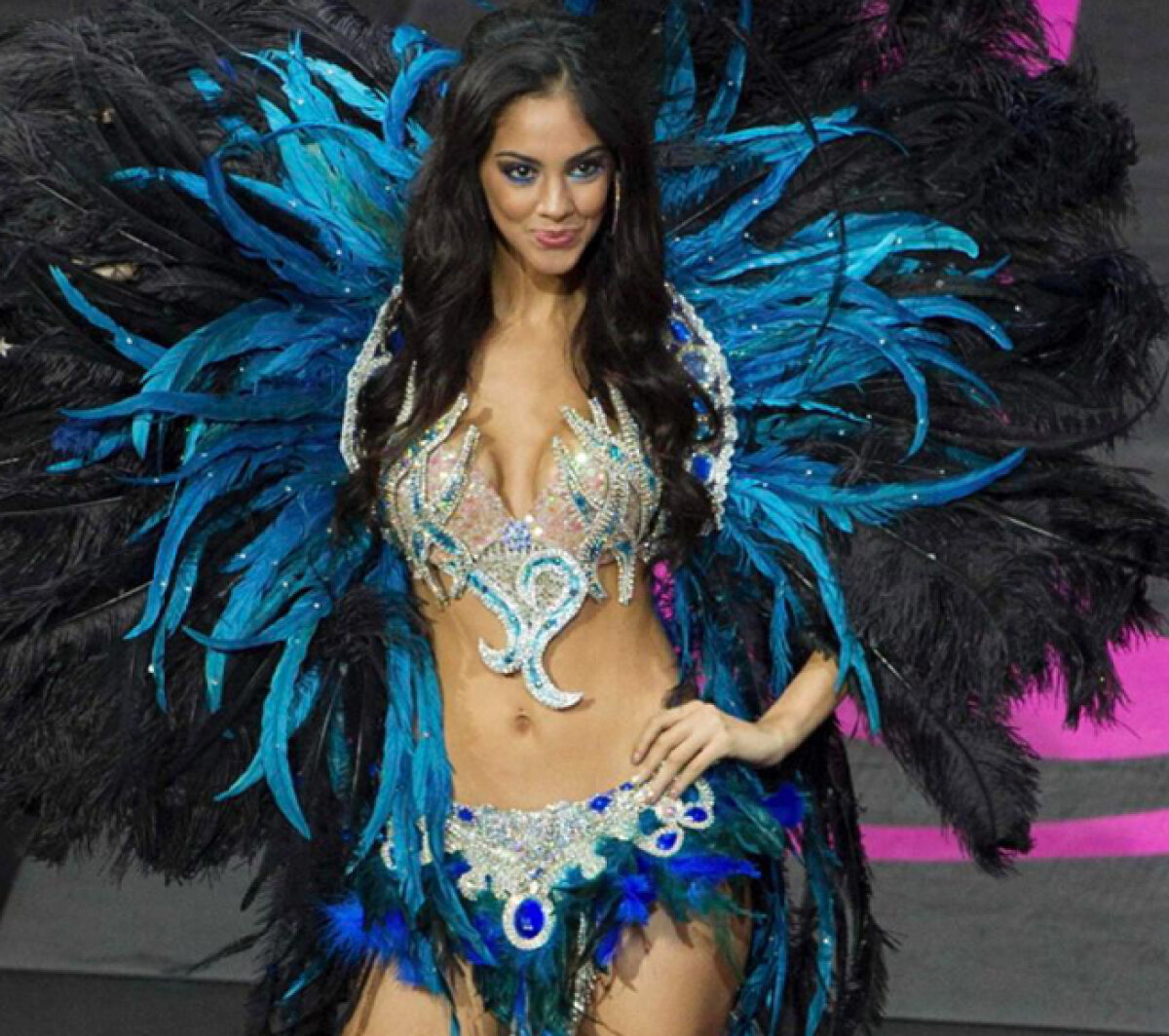 SUPER FOTO Sexy-"titulara" și "rezerva" se luptă pentru un loc în inima unui star din Serie A!