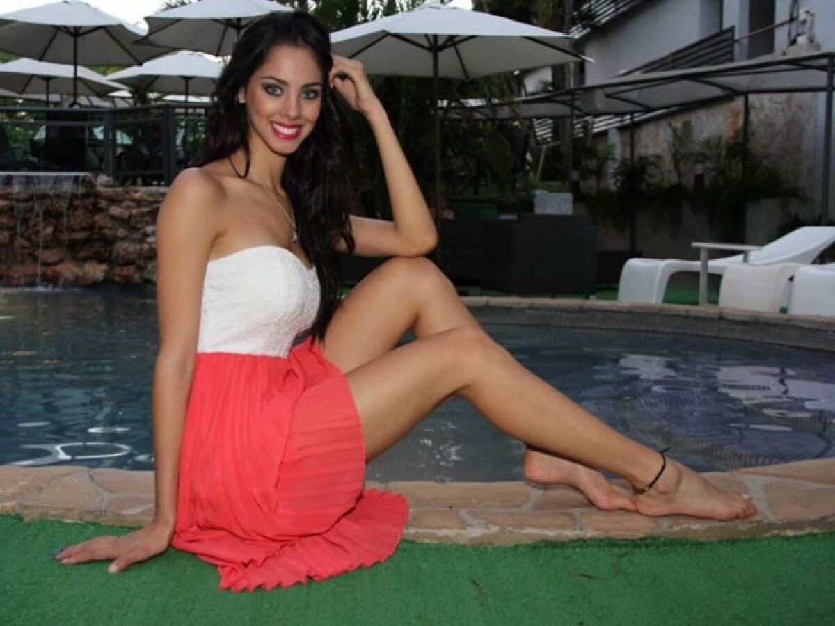 SUPER FOTO Sexy-"titulara" și "rezerva" se luptă pentru un loc în inima unui star din Serie A!