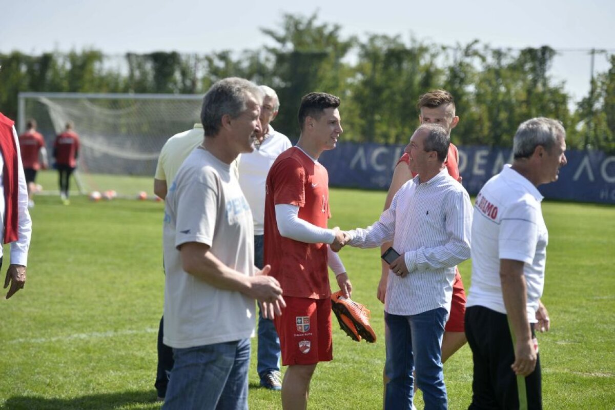 GALERIE FOTO Legendele lui Dinamo și-au făcut apariția în cantonamentul "cîinilor"