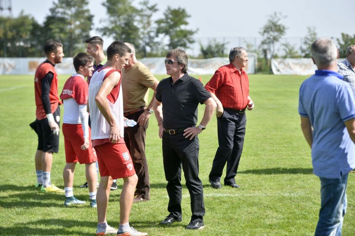 GALERIE FOTO Legendele lui Dinamo și-au făcut apariția în cantonamentul "cîinilor"