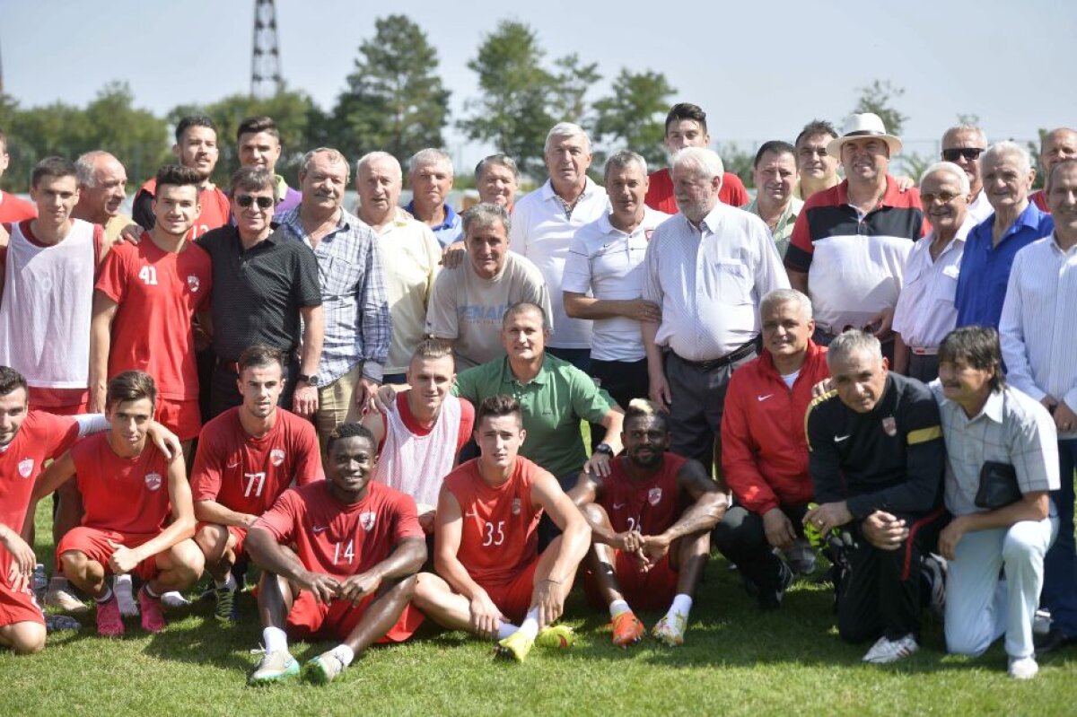 GALERIE FOTO Legendele lui Dinamo și-au făcut apariția în cantonamentul "cîinilor"