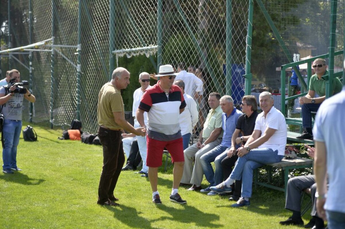 GALERIE FOTO Legendele lui Dinamo și-au făcut apariția în cantonamentul "cîinilor"