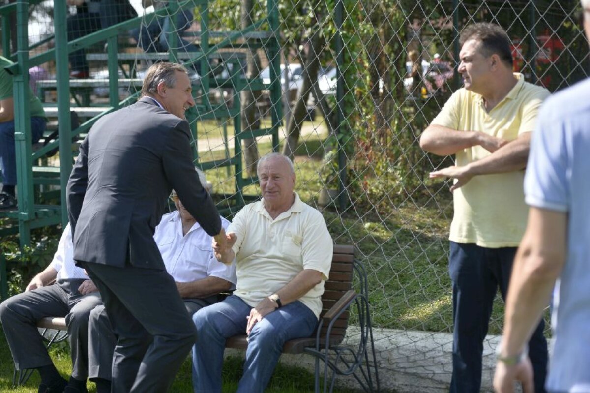 GALERIE FOTO Legendele lui Dinamo și-au făcut apariția în cantonamentul "cîinilor"