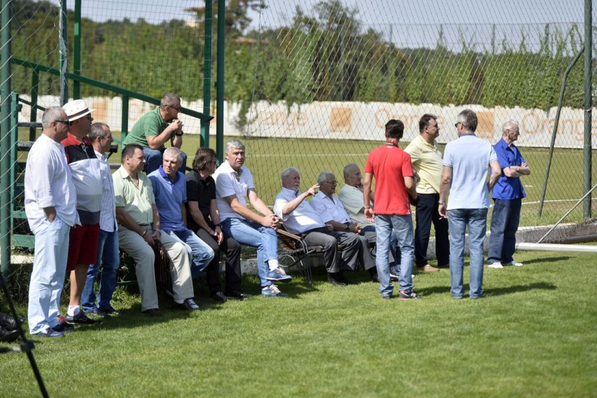 GALERIE FOTO Legendele lui Dinamo și-au făcut apariția în cantonamentul "cîinilor"