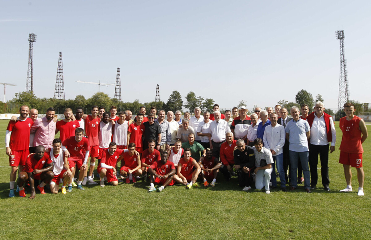 FOTO Dinastia "cîinilor" » Dinamoviștii au fost vizitați în cantonament de gloriile clubului